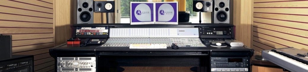 La régie du studio Arthanor : console, écrans et enceintes de contrôle