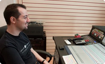 En régie, devant la console du studio