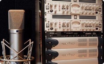 Micro Neumann devant les racks